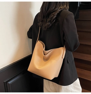 Détail du sac seau en cuir grainé marron clair avec gaufrage Fashion Trend