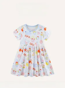 Detailaufnahme der Sommer-Prints auf dem Baumwollkleid für Mädchen mit Eis- und Surfbrett