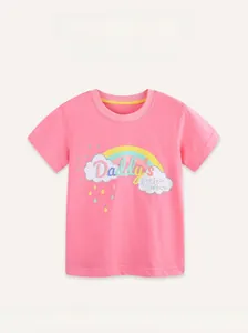 Détail d'un T-shirt rose en coton pour fille avec imprimé arc-en-ciel et texte Daddy