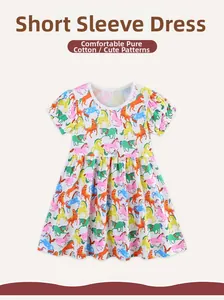Détail de robe en coton à manches courtes avec imprimés poneys et col rond mignon