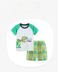 Détail du t-shirt dinosaure pour enfant avec manches raglan et short en coton à carreaux
