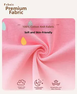 Détail du tissu en maille de coton rose avec motifs de gouttes de pluie scintillantes pour filles