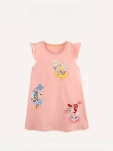 Détail d'une robe en coton rose pour fille avec broderies florales et volants aux épaules