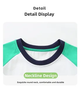 Détail de l'ensemble garçon montrant l'encolure ronde contrastée et manches raglan
