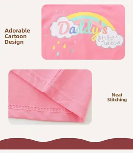 Détail d'un T-shirt rose en coton pour fille avec motif arc-en-ciel et coutures soignées