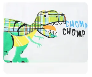 Détail de broderie dinosaure avec texte Chomp Chomp sur un t-shirt en coton blanc pour enfant