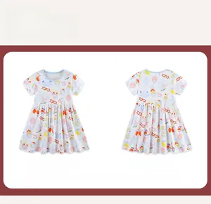 Detaillierte Vorder- und Rückansicht des Mädchen-Sommerkleides mit bunten Meeresmotiven
