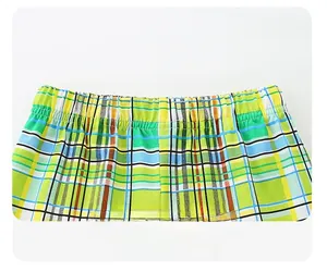 Détail de la taille élastique du short à carreaux jaune vert bleu pour enfant en coton
