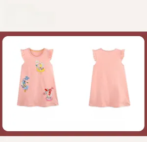 Vue détaillée avant et arrière de la robe rose sans manches avec broderie florale