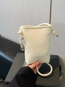 Secchiello beige in pelle grana con chiusura a coulisse e tracolla in corda