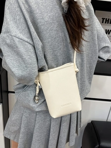 Piccola borsa a secchiello verticale crema minimalista con trama a grana e tracolla