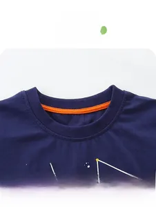 Dettaglio girocollo con cucitura rinforzata arancione su t-shirt blu scuro fluorescente bimbo