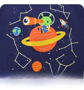 Dettaglio della stampa spaziale aliena su t-shirt in cotone blu scuro per bambini