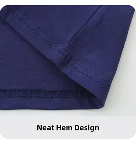 Vista macro dettagliata della doppia cucitura sull'orlo inferiore della t-shirt in cotone blu notte