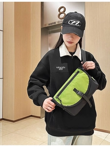 Borsa a tracolla alla moda nera e verde neon con motivo a scacchi e chiusura a fibbia