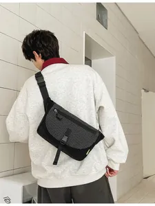 Borsa a tracolla nera minimalista con patta a scacchi bianchi e cinghia regolabile