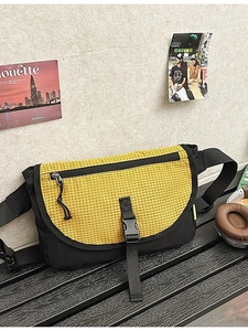 Borsa a tracolla da uomo a scacchi gialli e neri con chiusura a fibbia e cinghia
