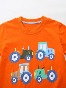 T-shirt da ragazzo arancione brillante con stampe di trattori colorati e scollo rotondo