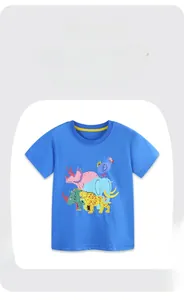 Détail du t-shirt bleu pour garçon en coton avec imprimé de dessins animés d'animaux