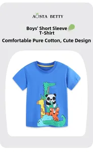 Détail d'un t-shirt bleu en coton pour garçon avec motifs d'animaux mignons