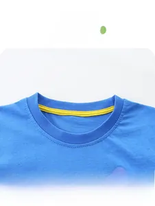 Détail d'un t-shirt bleu en coton pour garçon avec col rond et imprimé cochon dessin animé