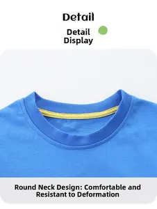 Détail du col rond avec bande de renfort jaune sur t-shirt en coton bleu marine