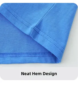 Gros plan de l'ourlet du t-shirt bleu ciel avec finition précise à double couture