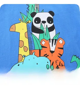 Détail des imprimés animaux colorés sur un tissu en coton bleu vif de haute qualité