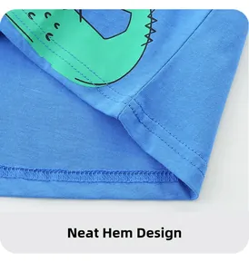 Vue macro de l'ourlet du t-shirt bleu en coton avec double couture et imprimé précis