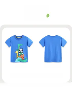 Vues avant et arrière d'un t-shirt bleu pour enfants avec des imprimés animaux colorés
