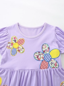 Lavendelfarbenes Mädchenkleid mit bunter Blumenstickerei und Puffärmeln für den Sommer