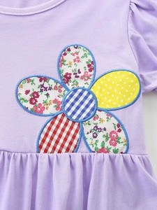 Mädchenkleid in Lila mit bunten Blumen-Patchwork-Stickereien und weichem Baumwollstoff