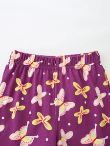 Pantaloncini da bambina in cotone viola con elastico in vita e stampa a farfalla