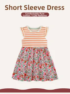 Dettaglio dell'abito in cotone a righe per bambine con gonna a fiori e maniche con volant