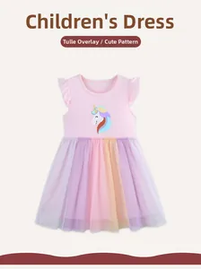 Dettaglio vestito rosa da bambina con stampa unicorno e gonna in tulle arcobaleno