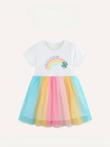 Détail de robe fille avec imprimé arc-en-ciel, lettrage Lucky et jupe en tulle coloré