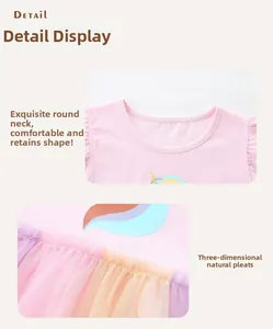 Dettaglio dell'abito da bambina con unicorno, scollo rotondo e gonna in tulle arcobaleno