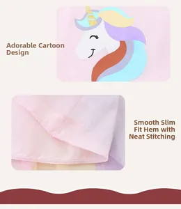 Dettagli della stampa unicorno e cuciture pulite sull'abito in tulle rosa