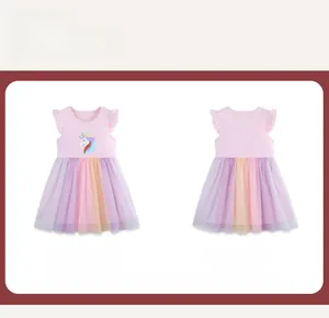 Vista fronte e retro dell'abito da bambina con unicorno, gonna in tulle arcobaleno e volant