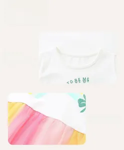 Détails du haut à imprimé arc-en-ciel et de la jupe en tulle multicouche plissée