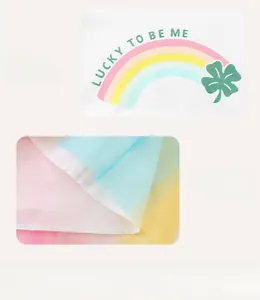 Détail de la robe arc-en-ciel pour filles avec motif Lucky et tulle multicouche