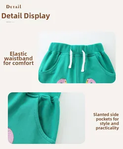 Détail de short vert pour fille avec taille élastique et broderie de flamant rose