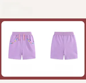 Detail van de voor- en achterkant van de paarse gebreide meisjesshort met bloemenborduurwerk