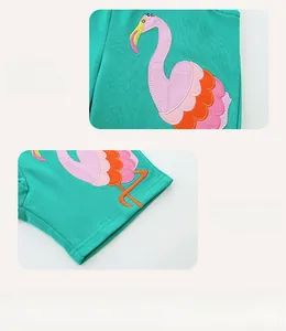 Détail de la broderie flamant et des coutures nettes sur le short en coton pour filles