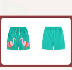 Détail du short de sport vert pour fille avec broderie flamant et taille élastique