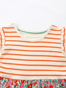 Vestito da bambina in cotone a righe con volant arancioni e gonna a fiori su bianco