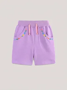 Paarse katoenen meisjesshort met geborduurde bloemen en roze trekkoord in de taille