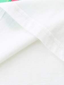 Detalle de camiseta blanca de algodón para niña con costuras dobles de alta calidad en el cuello