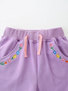Paarse korte broek voor meisjes met bloemenborduurwerk en roze trekkoord voor de zomerse look