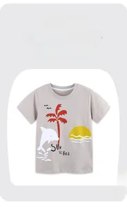 Gros plan d'un t-shirt enfant en coton avec imprimé Sun Vibes, dauphins et palmiers